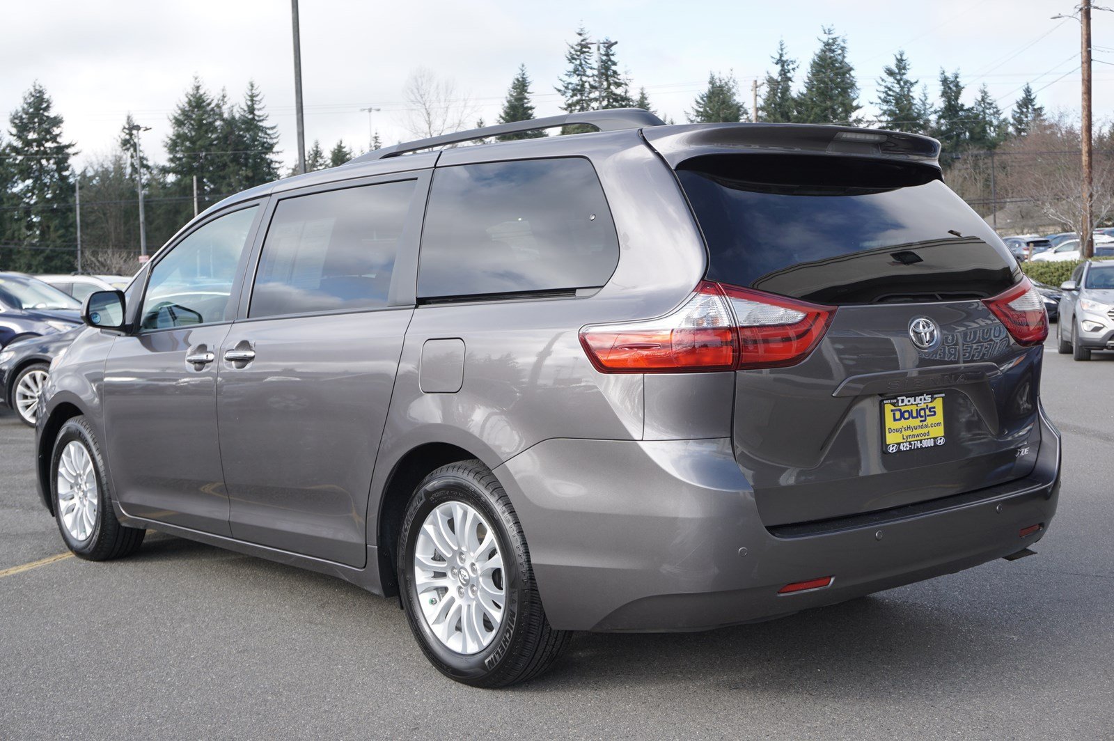 Pre-Owned 2015 Toyota Sienna XLE Mini-van, Passenger